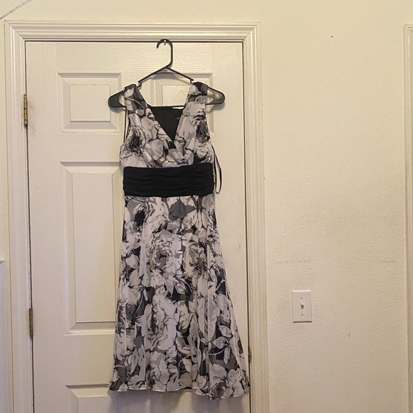 Connected Apparel Monochrome Floral Midi Dress - Picture 4 of 5
